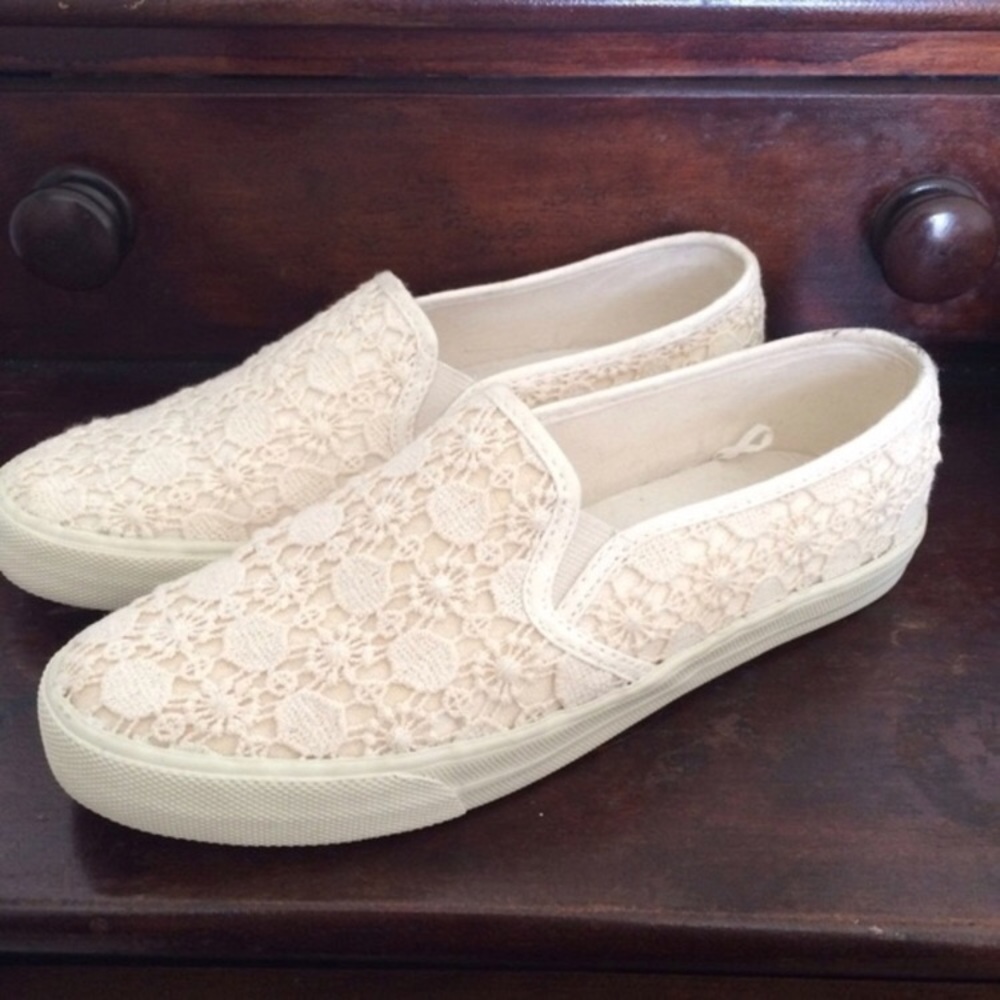 Like new size 7 American Eagle slide ons